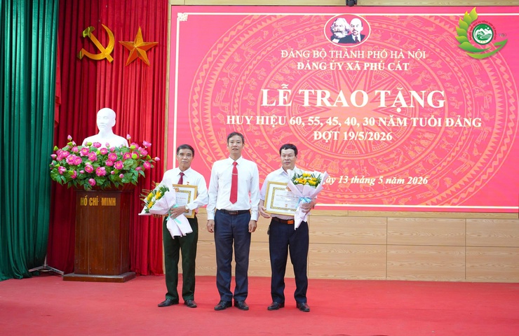 21 ĐẢNG VIÊN THUỘC ĐẢNG BỘ XÃ PHÚ CÁT VINH DỰ NHẬN HUY HIỆU ĐẢNG DỊP KỶ NIỆM 136 NĂM NGÀY SINH CHỦ TỊCH HỒ CHÍ MINH- Ảnh 4.