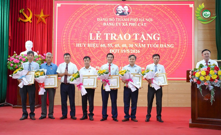 21 ĐẢNG VIÊN THUỘC ĐẢNG BỘ XÃ PHÚ CÁT VINH DỰ NHẬN HUY HIỆU ĐẢNG DỊP KỶ NIỆM 136 NĂM NGÀY SINH CHỦ TỊCH HỒ CHÍ MINH- Ảnh 6.
