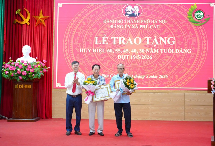 21 ĐẢNG VIÊN THUỘC ĐẢNG BỘ XÃ PHÚ CÁT VINH DỰ NHẬN HUY HIỆU ĐẢNG DỊP KỶ NIỆM 136 NĂM NGÀY SINH CHỦ TỊCH HỒ CHÍ MINH- Ảnh 1.