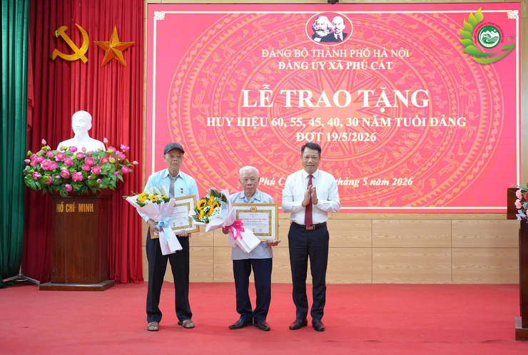 21 ĐẢNG VIÊN THUỘC ĐẢNG BỘ XÃ PHÚ CÁT VINH DỰ NHẬN HUY HIỆU ĐẢNG DỊP KỶ NIỆM 136 NĂM NGÀY SINH CHỦ TỊCH HỒ CHÍ MINH- Ảnh 2.