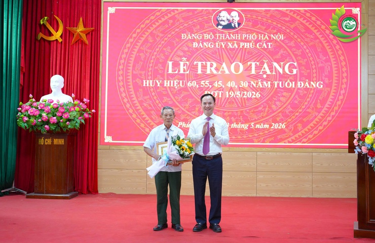 21 ĐẢNG VIÊN THUỘC ĐẢNG BỘ XÃ PHÚ CÁT VINH DỰ NHẬN HUY HIỆU ĐẢNG DỊP KỶ NIỆM 136 NĂM NGÀY SINH CHỦ TỊCH HỒ CHÍ MINH- Ảnh 3.