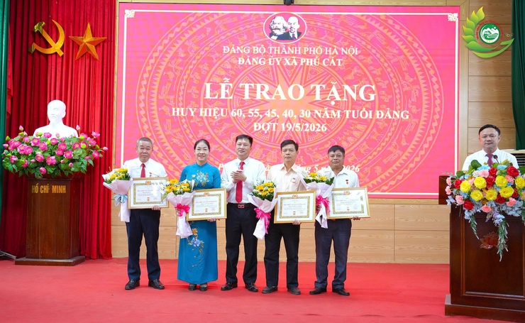 21 ĐẢNG VIÊN THUỘC ĐẢNG BỘ XÃ PHÚ CÁT VINH DỰ NHẬN HUY HIỆU ĐẢNG DỊP KỶ NIỆM 136 NĂM NGÀY SINH CHỦ TỊCH HỒ CHÍ MINH- Ảnh 5.