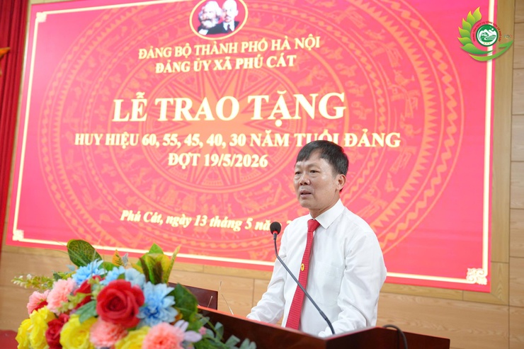 21 ĐẢNG VIÊN THUỘC ĐẢNG BỘ XÃ PHÚ CÁT VINH DỰ NHẬN HUY HIỆU ĐẢNG DỊP KỶ NIỆM 136 NĂM NGÀY SINH CHỦ TỊCH HỒ CHÍ MINH- Ảnh 7.