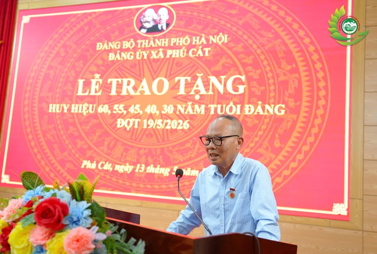 21 ĐẢNG VIÊN THUỘC ĐẢNG BỘ XÃ PHÚ CÁT VINH DỰ NHẬN HUY HIỆU ĐẢNG DỊP KỶ NIỆM 136 NĂM NGÀY SINH CHỦ TỊCH HỒ CHÍ MINH- Ảnh 8.