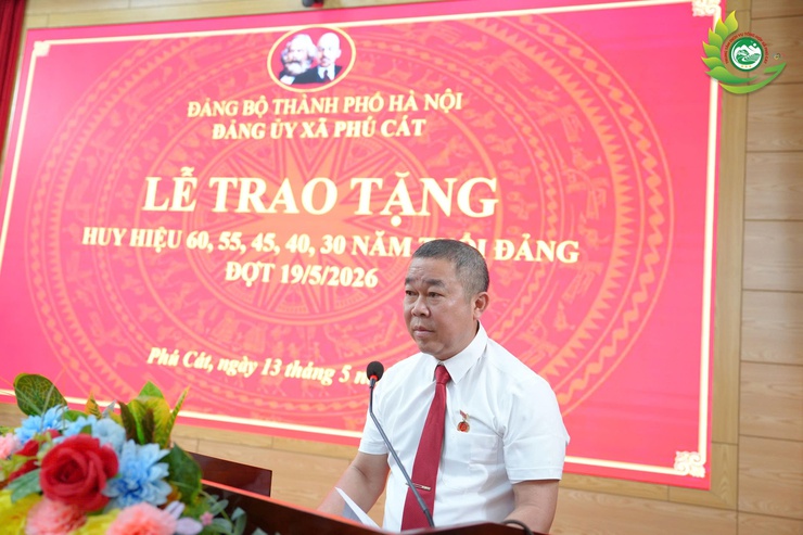 21 ĐẢNG VIÊN THUỘC ĐẢNG BỘ XÃ PHÚ CÁT VINH DỰ NHẬN HUY HIỆU ĐẢNG DỊP KỶ NIỆM 136 NĂM NGÀY SINH CHỦ TỊCH HỒ CHÍ MINH- Ảnh 9.