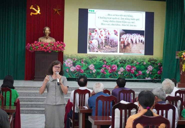 HỘI NÔNG DÂN XÃ ỨNG HÒA TỔ CHỨC TẬP HUẤN KỸ THUẬT CHĂN NUÔI LỢN VÀ PHÒNG CHỐNG DỊCH TẢ LỢN CHÂU PHI- Ảnh 1.