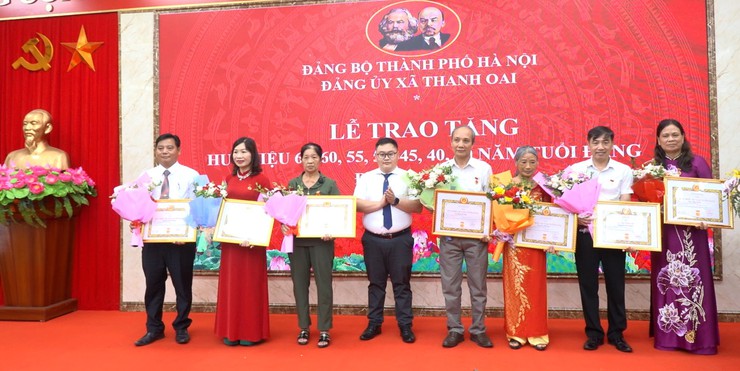 Đảng uỷ xã Thanh Oai: Trao tặng 38 Huy hiệu Đảng đợt 19/5- Ảnh 5.