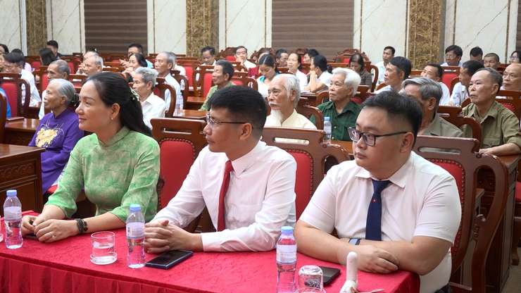 Đảng uỷ xã Thanh Oai: Trao tặng 38 Huy hiệu Đảng đợt 19/5- Ảnh 3.