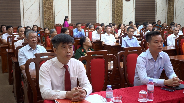 Đảng uỷ xã Thanh Oai: Trao tặng 38 Huy hiệu Đảng đợt 19/5- Ảnh 4.