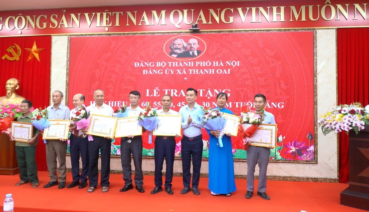 Đảng uỷ xã Thanh Oai: Trao tặng 38 Huy hiệu Đảng đợt 19/5- Ảnh 8.
