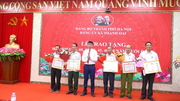Đảng uỷ xã Thanh Oai: Trao tặng 38 Huy hiệu Đảng đợt 19/5- Ảnh 10.