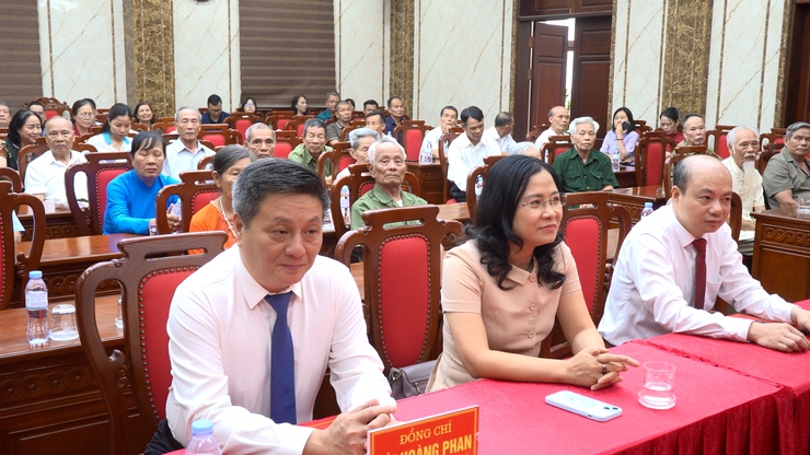 Đảng uỷ xã Thanh Oai: Trao tặng 38 Huy hiệu Đảng đợt 19/5- Ảnh 2.