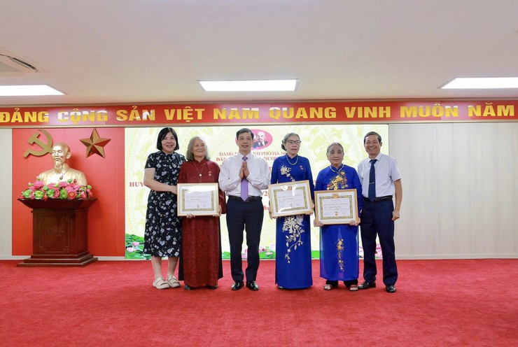 Đảng uỷ phường Dương Nội trao Huy hiệu Đảng tặng 34 đảng viên dịp 19/5/2026- Ảnh 1.