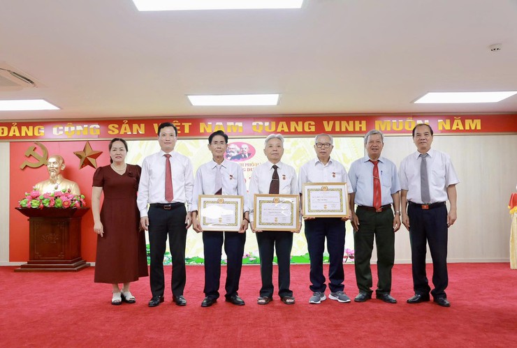 Đảng uỷ phường Dương Nội trao Huy hiệu Đảng tặng 34 đảng viên dịp 19/5/2026- Ảnh 2.