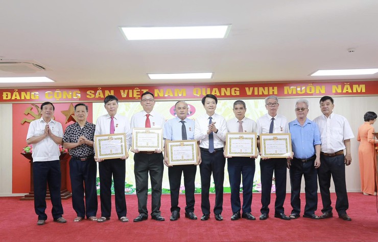 Đảng uỷ phường Dương Nội trao Huy hiệu Đảng tặng 34 đảng viên dịp 19/5/2026- Ảnh 3.
