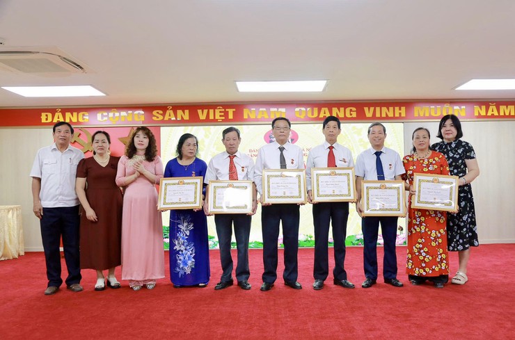 Đảng uỷ phường Dương Nội trao Huy hiệu Đảng tặng 34 đảng viên dịp 19/5/2026- Ảnh 4.