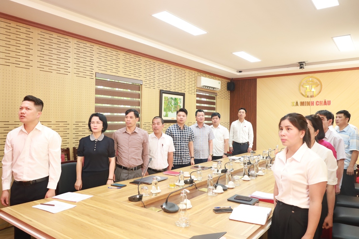 Đảng ủy xã Minh Châu: trao tặng Huy hiệu Đảng đợt 19/5- Ảnh 1.