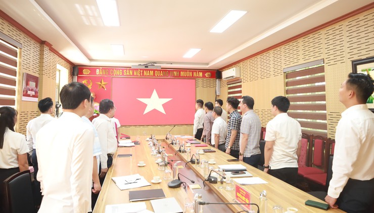 Đảng ủy xã Minh Châu: trao tặng Huy hiệu Đảng đợt 19/5- Ảnh 2.
