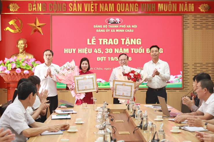 Đảng ủy xã Minh Châu: trao tặng Huy hiệu Đảng đợt 19/5- Ảnh 5.