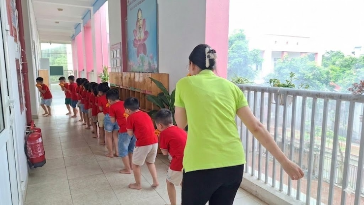 Trường Mầm Non A Tứ Hiệp tổ chức tập huấn PCCC và kỹ năng thoát nạn cho Cán bộ, giáo viên, nhân viên và học sinh- Ảnh 3.