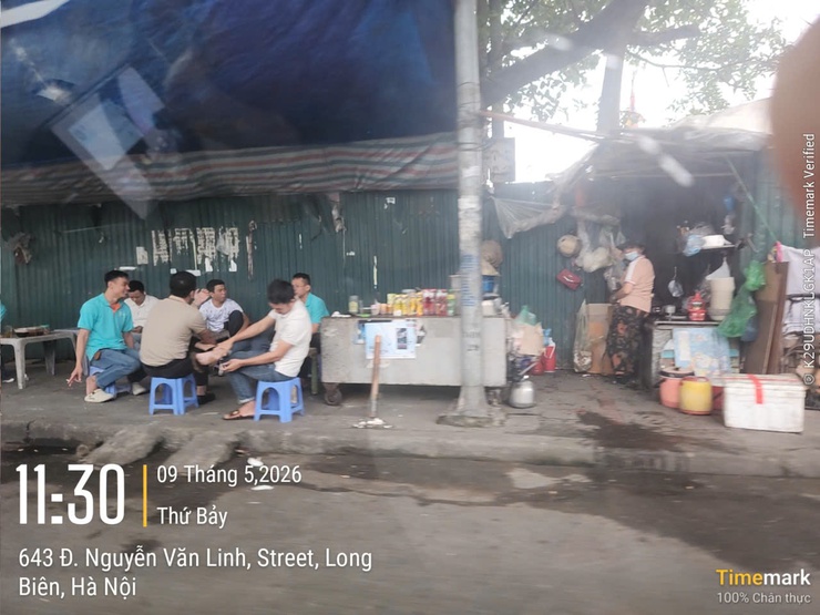 Phường Long Biên tăng cường xử lý vi phạm trật tự đô thị, trật tự an toàn giao thông qua hình ảnh- Ảnh 1.