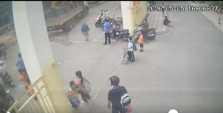 Phường Long Biên tăng cường xử lý vi phạm trật tự đô thị, trật tự an toàn giao thông qua hình ảnh- Ảnh 2.