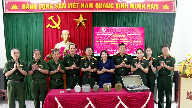 HỘI CỰU CHIẾN BINH XÃ ỨNG HÒA PHỐI HỢP BẢO TÀNG CHIẾN THẮNG B-52 TIẾP NHẬN HIẾN TẶNG TƯ LIỆU, HIỆN VẬT LỊCH SỬ.- Ảnh 4.