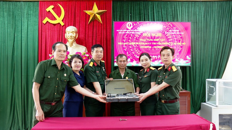 HỘI CỰU CHIẾN BINH XÃ ỨNG HÒA PHỐI HỢP BẢO TÀNG CHIẾN THẮNG B-52 TIẾP NHẬN HIẾN TẶNG TƯ LIỆU, HIỆN VẬT LỊCH SỬ.- Ảnh 3.