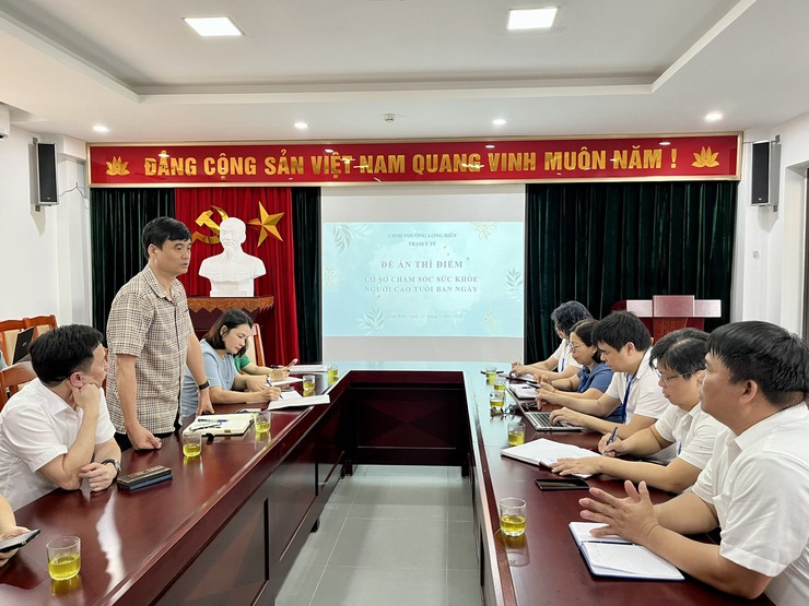 Phường Long Biên tiếp đoàn công tác của Sở Y tế Hà Nội khảo sát triển khai thí điểm mô hình cơ sở chăm sóc sức khỏe ban ngày cho người cao tuổi- Ảnh 2.