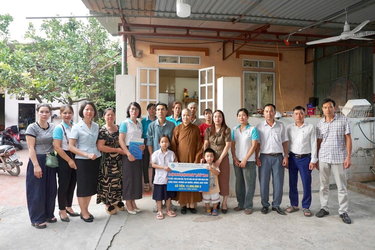Hội LHPN xã Thiên Lộc trao tặng kinh phí nhận đỡ đầu trẻ mồ côi năm 2026- Ảnh 2.