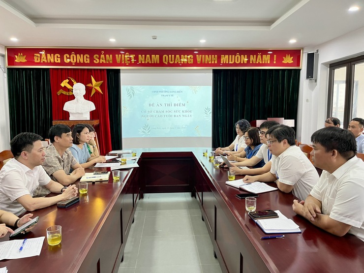 Phường Long Biên tiếp đoàn công tác của Sở Y tế Hà Nội khảo sát triển khai thí điểm mô hình cơ sở chăm sóc sức khỏe ban ngày cho người cao tuổi- Ảnh 1.