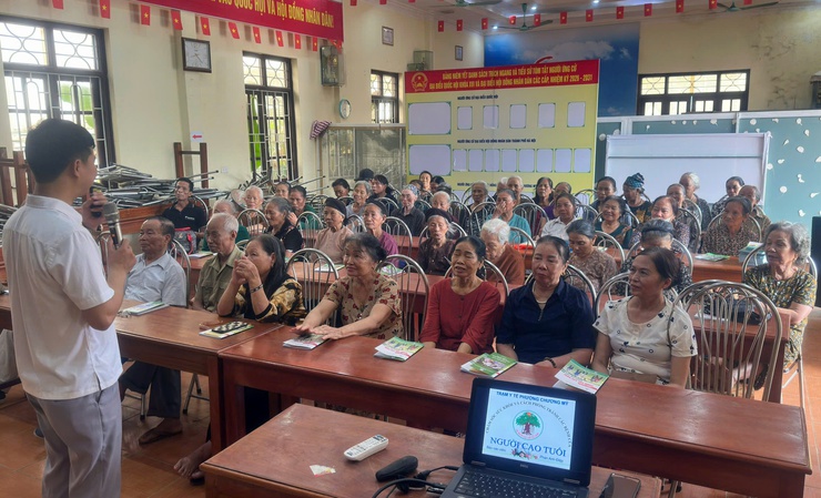 Người cao tuổi phường Chương Mỹ được truyền thông, kỹ năng chăm sóc sức khỏe- Ảnh 2.