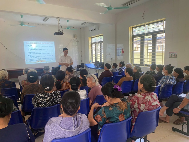 Người cao tuổi phường Chương Mỹ được truyền thông, kỹ năng chăm sóc sức khỏe- Ảnh 5.