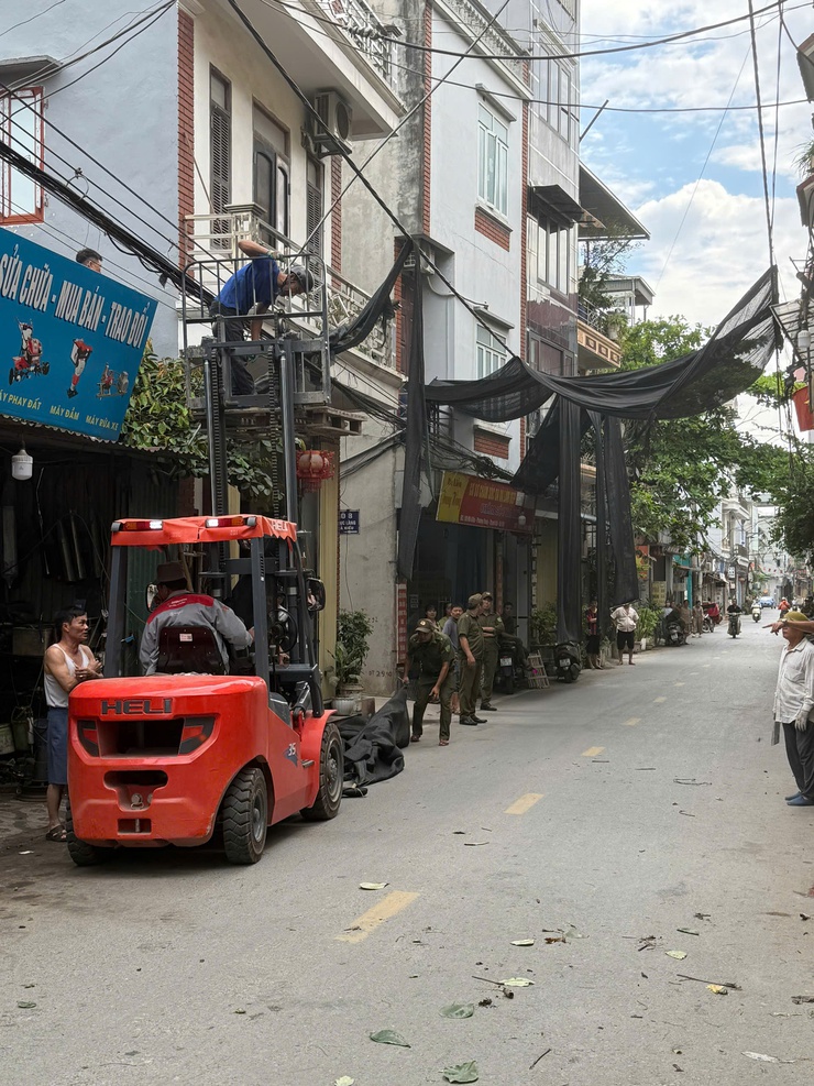 Ngày 13/5/2026: BCĐ 197 quyết liệt ra quân xử lý dứt điểm vi phạm trậtt ự đô thị trên trục đường Phương Trung- Ảnh 1.