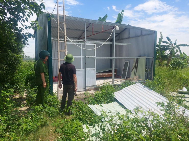 Công an xã Tam Hưng tăng cường tuyên truyền, vận động người dân tự tháo dỡ công trình vi phạm- Ảnh 1.