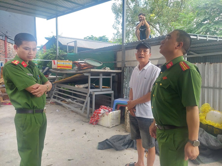 Công an xã Tam Hưng tăng cường tuyên truyền, vận động người dân tự tháo dỡ công trình vi phạm- Ảnh 2.