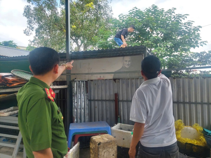 Công an xã Tam Hưng tăng cường tuyên truyền, vận động người dân tự tháo dỡ công trình vi phạm- Ảnh 3.