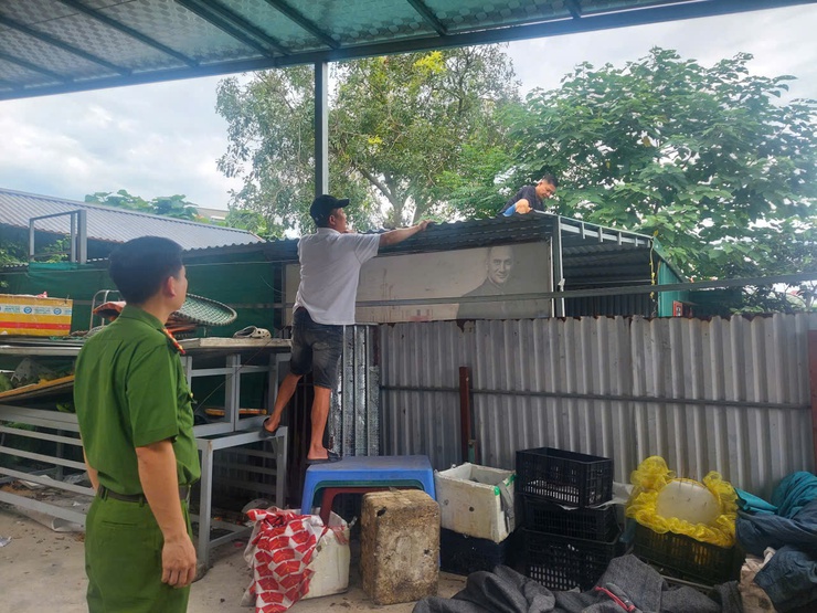 Công an xã Tam Hưng tăng cường tuyên truyền, vận động người dân tự tháo dỡ công trình vi phạm- Ảnh 4.