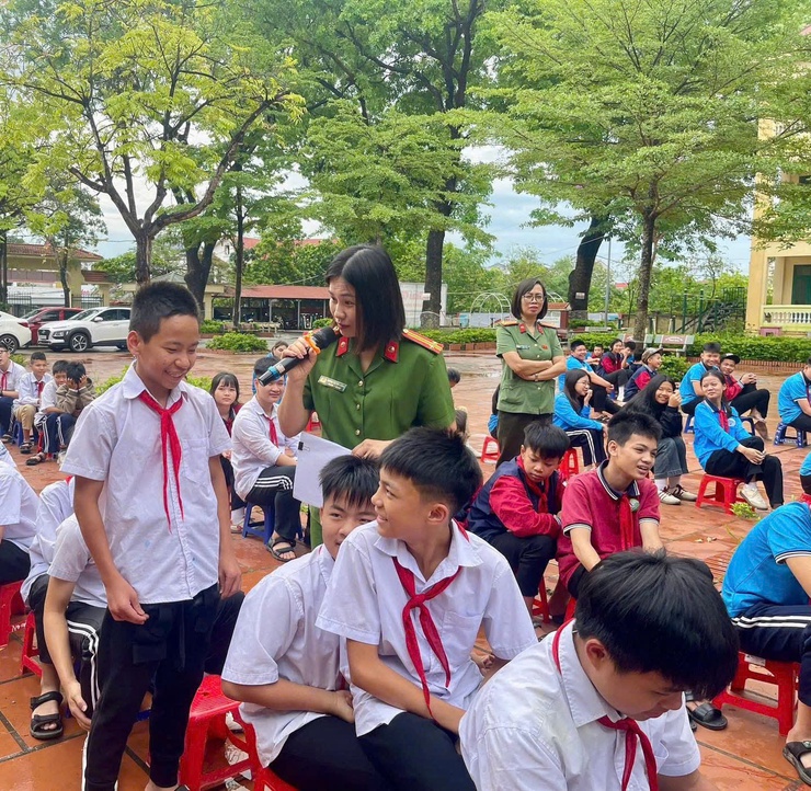 TUYÊN TRUYỀN PHÒNG CHỐNG ĐUA XE, GÂY RỐI TRẬT TỰ CÔNG CỘNG VÀ PHÒNG CHỐNG ĐUỐI NƯỚC CHO HỌC SINH TRƯỜNG THCS PHÙ LINH- Ảnh 2.