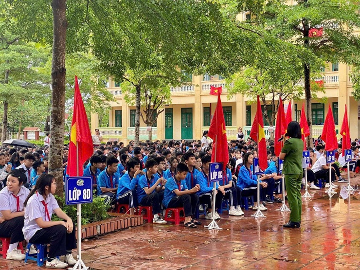 TUYÊN TRUYỀN PHÒNG CHỐNG ĐUA XE, GÂY RỐI TRẬT TỰ CÔNG CỘNG VÀ PHÒNG CHỐNG ĐUỐI NƯỚC CHO HỌC SINH TRƯỜNG THCS PHÙ LINH- Ảnh 1.