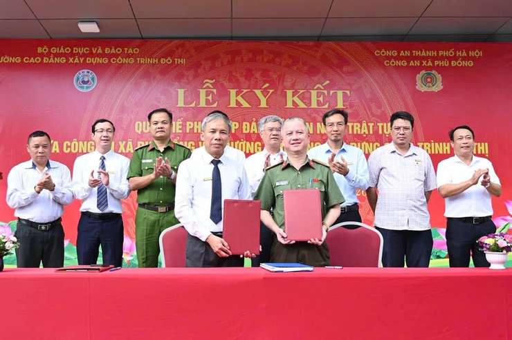 Công an xã Phù Đổng ký kết Quy chế phối hợp đảm bảo an ninh trật  với Trường Cao đẳng Xây dựng công trình đô thị. - Ảnh 2.