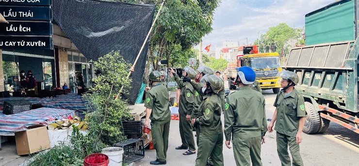 Quang Minh ra quân xử lý vi phạm trật tự đô thị trên các tuyến đường trọng điểm- Ảnh 3.