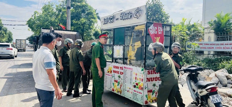 Quang Minh ra quân xử lý vi phạm trật tự đô thị trên các tuyến đường trọng điểm- Ảnh 2.