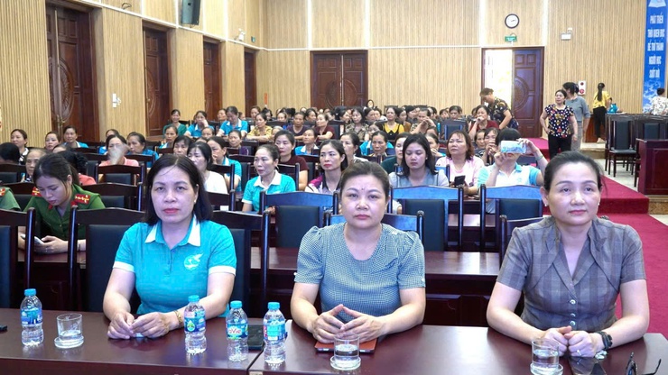 Hơn 200 cán bộ, hội viên phụ nữ xã Thanh Oai được tập huấn kiến thức, kỹ năng về phòng cháy, chữa cháy và cứu nạn, cứu hộ- Ảnh 2.