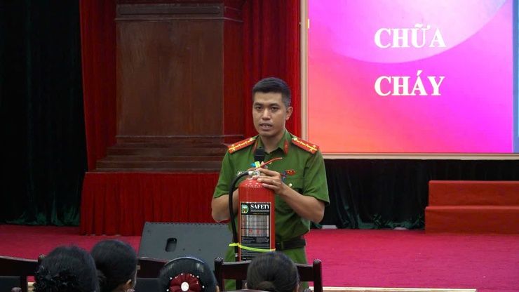 Hơn 200 cán bộ, hội viên phụ nữ xã Thanh Oai được tập huấn kiến thức, kỹ năng về phòng cháy, chữa cháy và cứu nạn, cứu hộ- Ảnh 5.