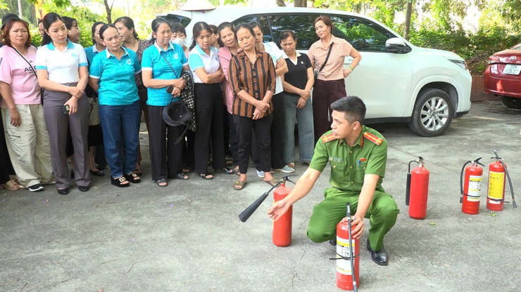 Hơn 200 cán bộ, hội viên phụ nữ xã Thanh Oai được tập huấn kiến thức, kỹ năng về phòng cháy, chữa cháy và cứu nạn, cứu hộ- Ảnh 8.