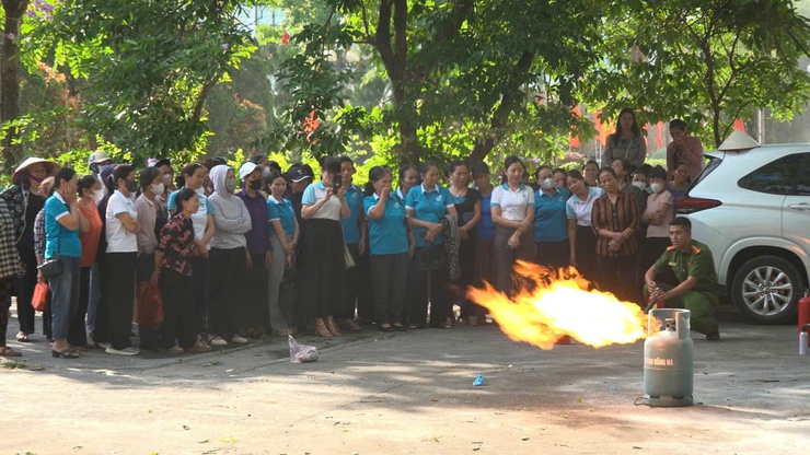 Hơn 200 cán bộ, hội viên phụ nữ xã Thanh Oai được tập huấn kiến thức, kỹ năng về phòng cháy, chữa cháy và cứu nạn, cứu hộ- Ảnh 9.
