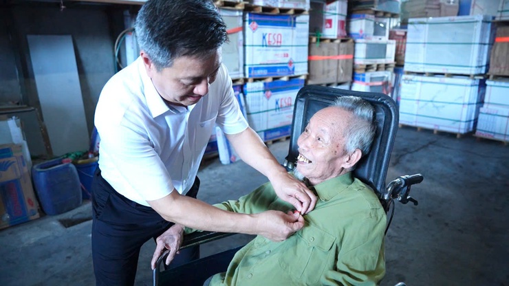 ĐẢNG ỦY XÃ THANH OAI TRAO HUY HIỆU ĐẢNG TẠI NHÀ CHO CÁC ĐẢNG VIÊN CAO TUỔI ĐẢNG ĐỢT 19/5- Ảnh 8.