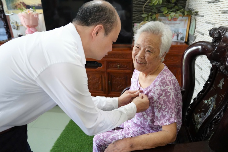 ĐẢNG ỦY XÃ THANH OAI TRAO HUY HIỆU ĐẢNG TẠI NHÀ CHO CÁC ĐẢNG VIÊN CAO TUỔI ĐẢNG ĐỢT 19/5- Ảnh 9.