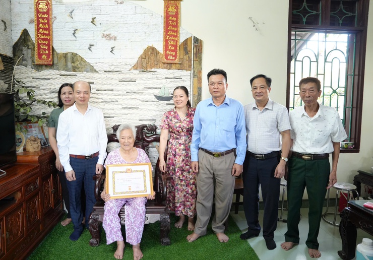 ĐẢNG ỦY XÃ THANH OAI TRAO HUY HIỆU ĐẢNG TẠI NHÀ CHO CÁC ĐẢNG VIÊN CAO TUỔI ĐẢNG ĐỢT 19/5- Ảnh 5.